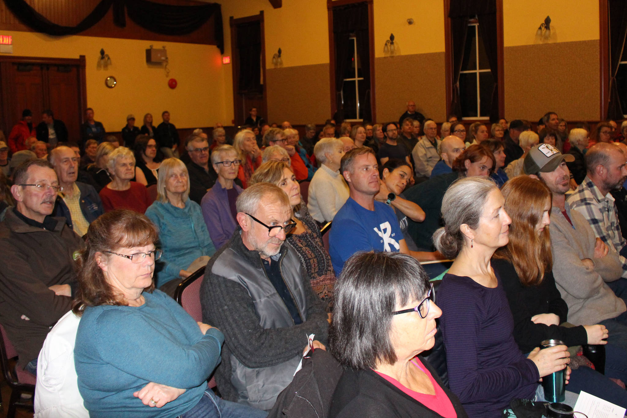 13833264_web1_181011-TRL-candidates-meeting-crowd