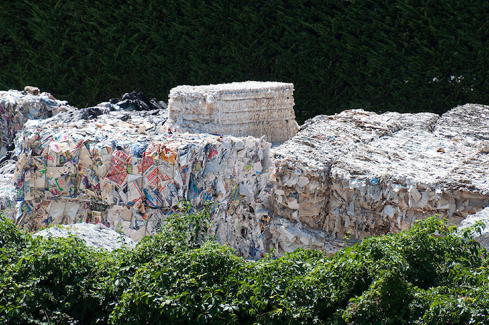 17747068_web1_9495357_web1_1200px-Paper_recycling_in_Ponte_a_Serraglio