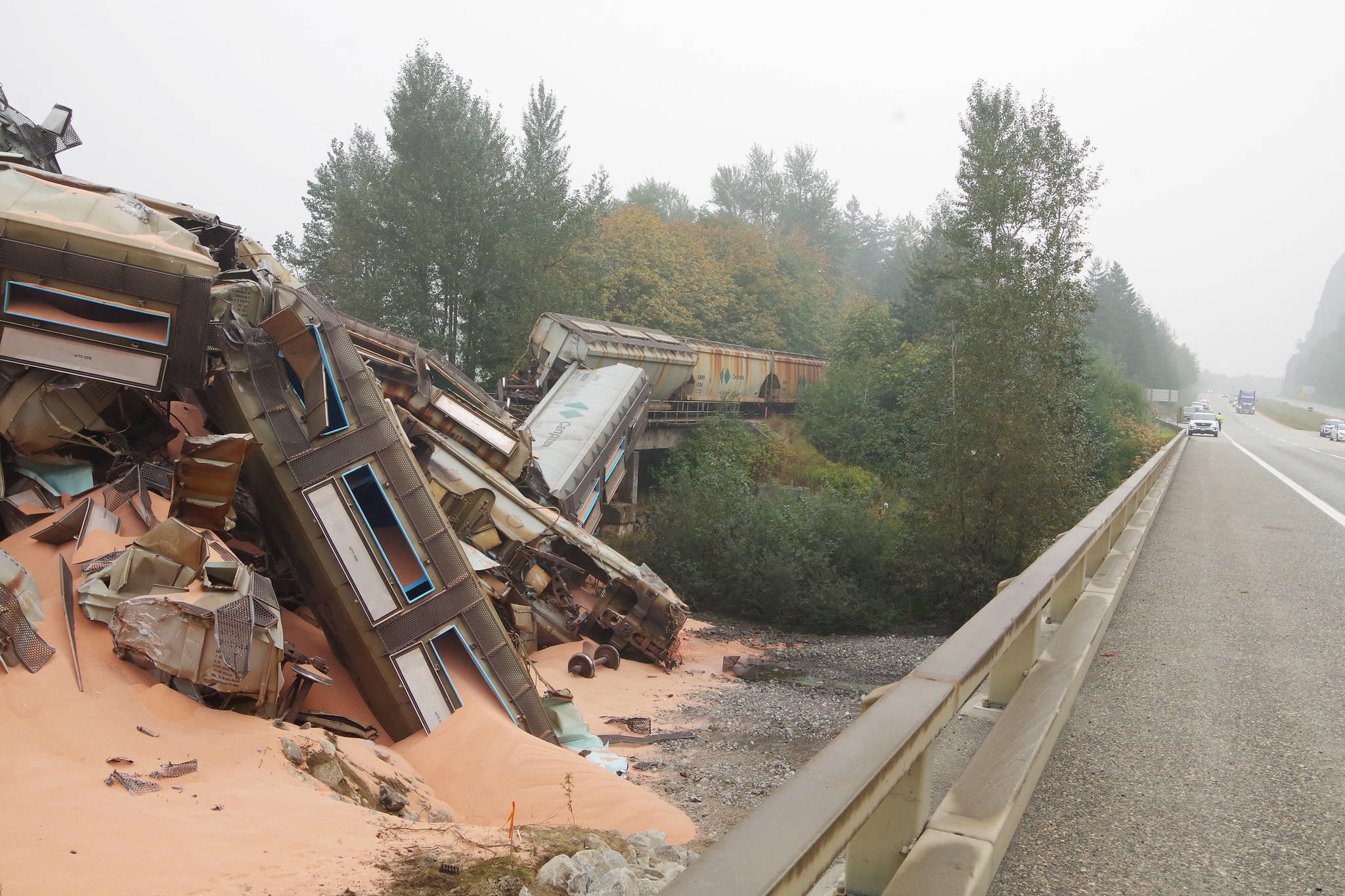 22702200_web1_200917-HSL-CleanUpTrainDerailment-1_7