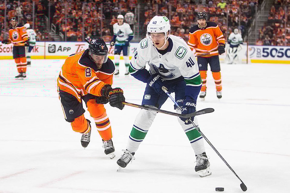 33978833_web1_211013-CPW-Canuck-Oilers-shootout-canucks_1