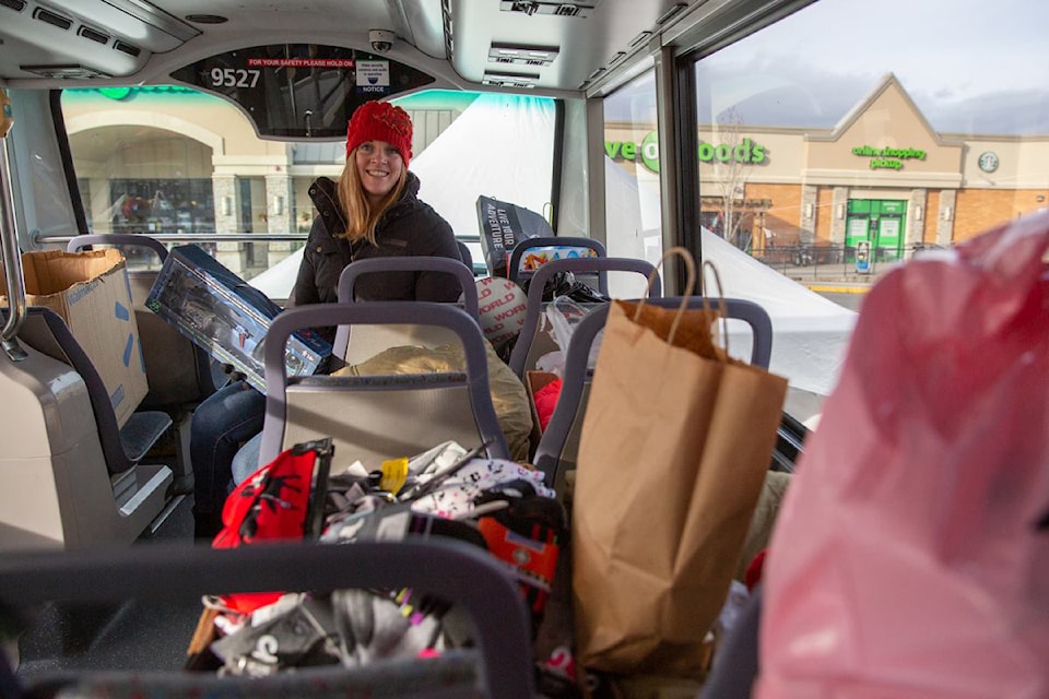 181217-sne-stuffthebus_2