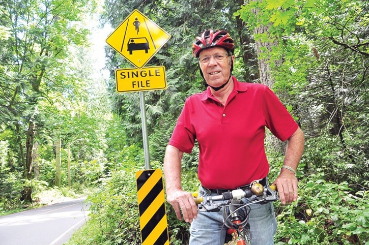 28741saanichSN-wickcyclistsignsPJuly2413