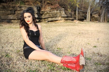 35782vicnewsAELindiOrtega-SittinginField-2013-1.7MB