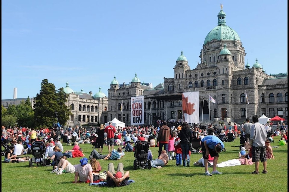 web1_170627-VNE-M-Canada-Day-At-Legislature-1