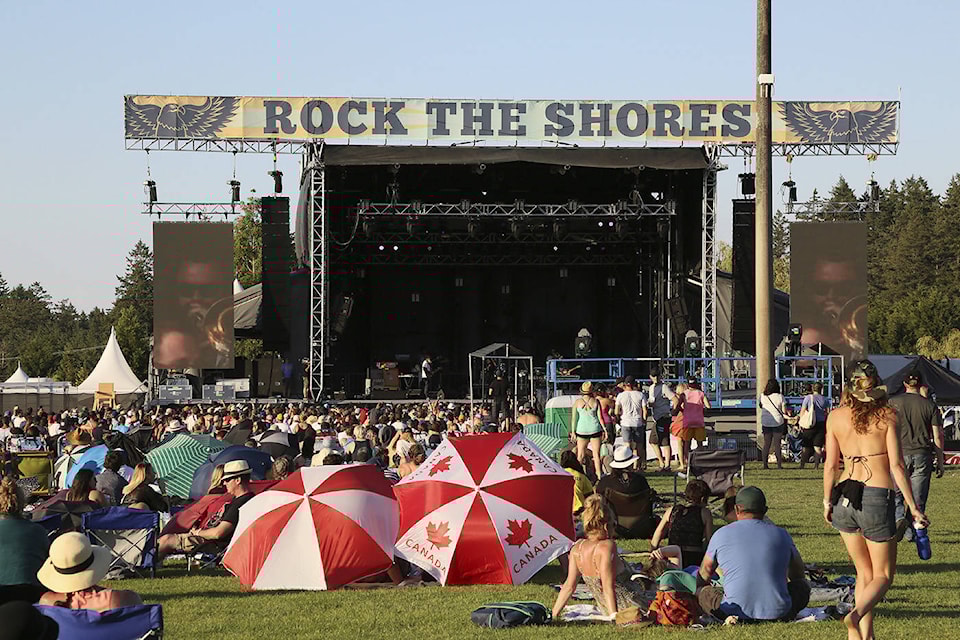 9622241_web1_GNG-RocktheShoresCrowd1-KE