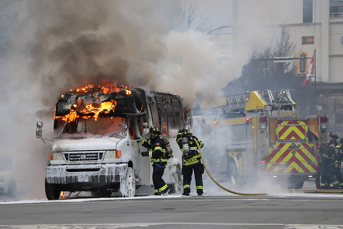 10813132_web1_VNE-BusFire2