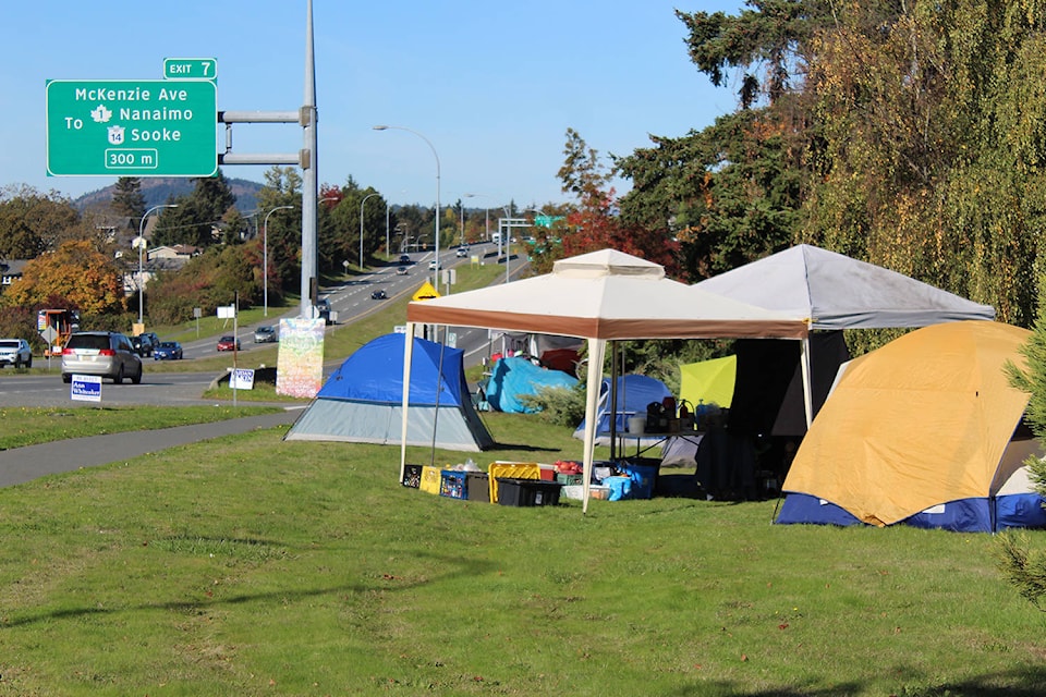 13956090_web1_new_homeless_camp