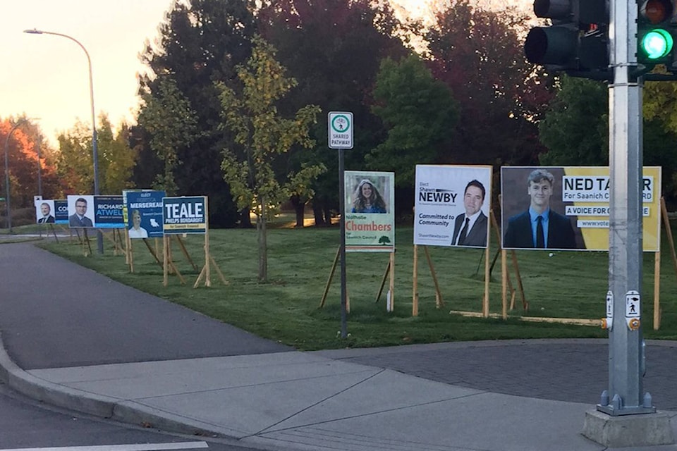 14553914_web1_election_signs