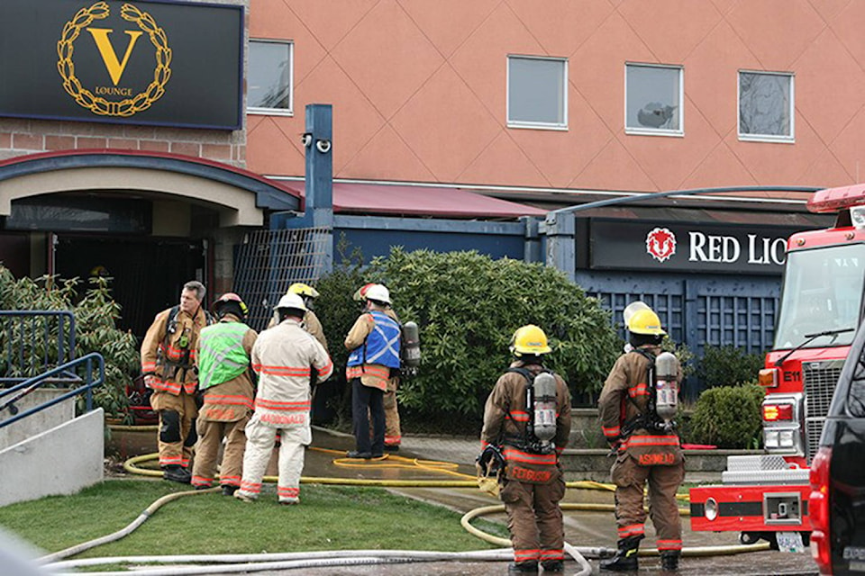 16920578_web1_42507saanichVLoungeFire