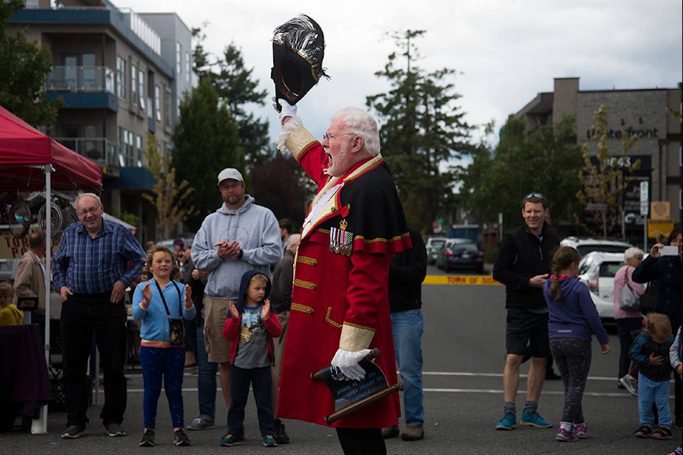 The town crier welcomes visitors to the first night of the 20th SIdney Street Market season. The crier, along with a bagpiper, led a celebratory walk down Beacon Avenue at the start of the market. A number of veterans were also invited to the ceremony in honour of the 75th anniversary of D-Day. (Nina Grossman/News Staff)