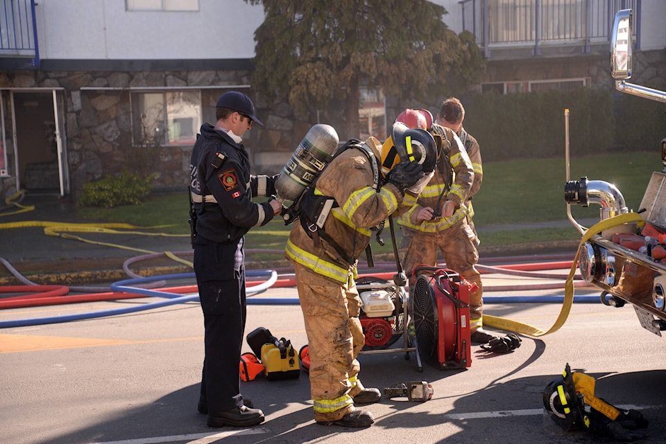 17884704_web1_190407-VNE-Esquimalt-Fire4