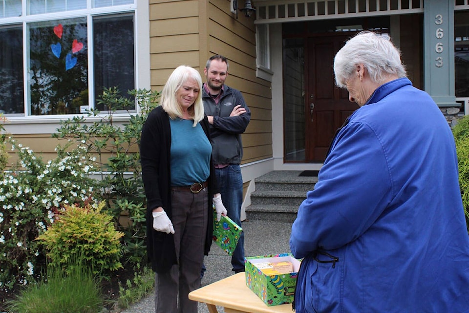 Wendy Robinson and Chris Wallinger look on as the tapes are returned to Marion Baker. (Greg Sakaki/News Staff)