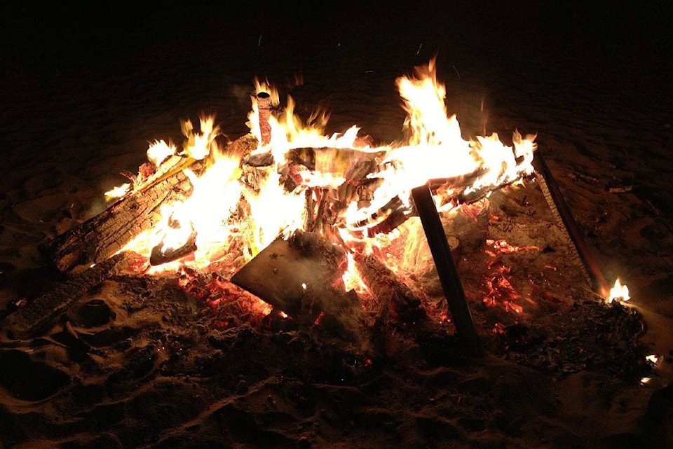 21571626_web1_200516-PNR-BeachFires_1