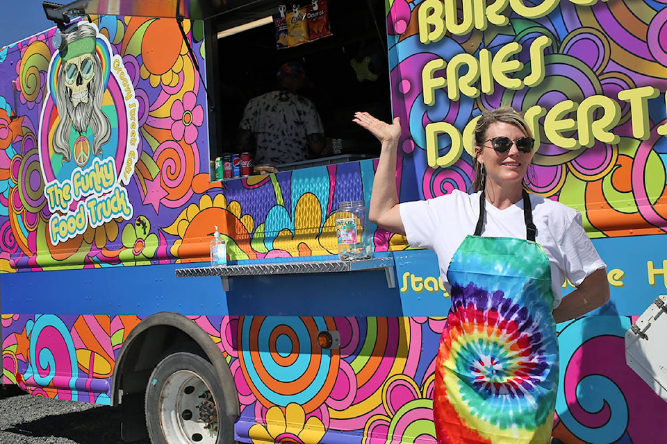 24861050_web1_210415-GNG-hippie-food-truck-pic_2
