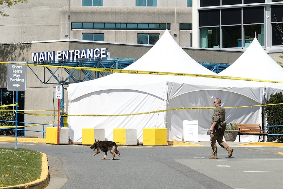 25055629_web1_210504-gng-suspicious-package-bomb-dog_1