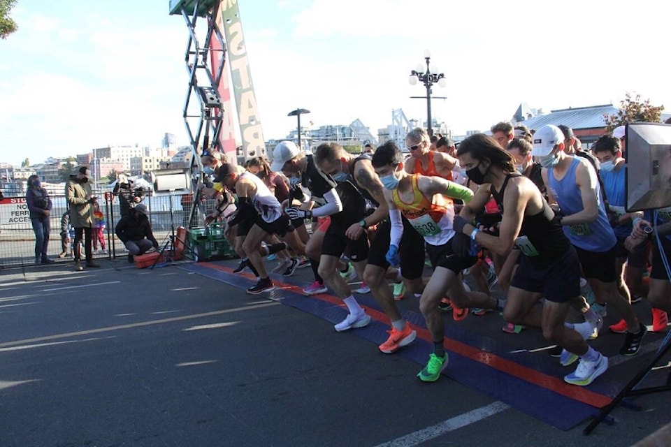 26777816_web1_211010-VNE-RoyalVictoriaMarathon_12
