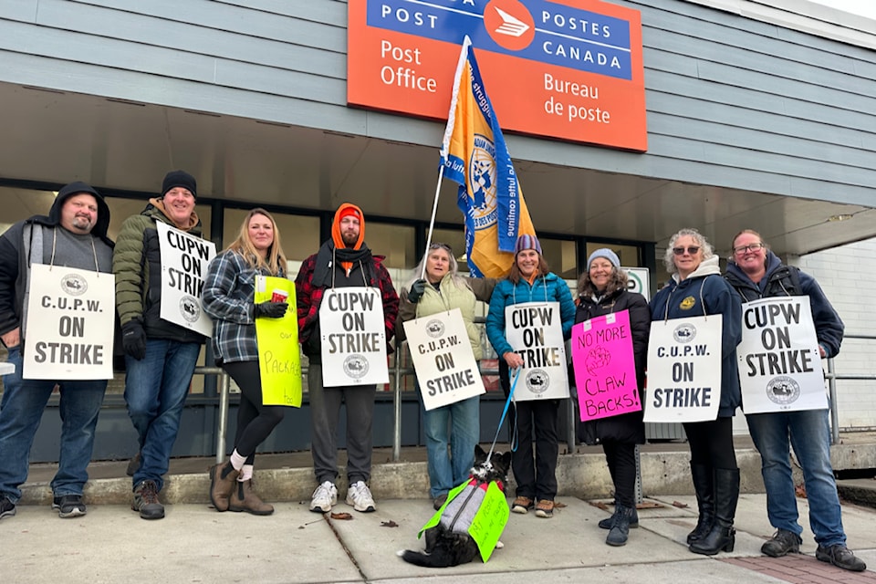 241121-saa-post-office-strike