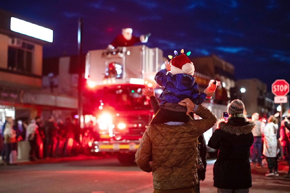 Santa receives a wave from a young fan at the Salmon Arm Rotary Holiday Parade on Saturday, Nov. 30, 2024.