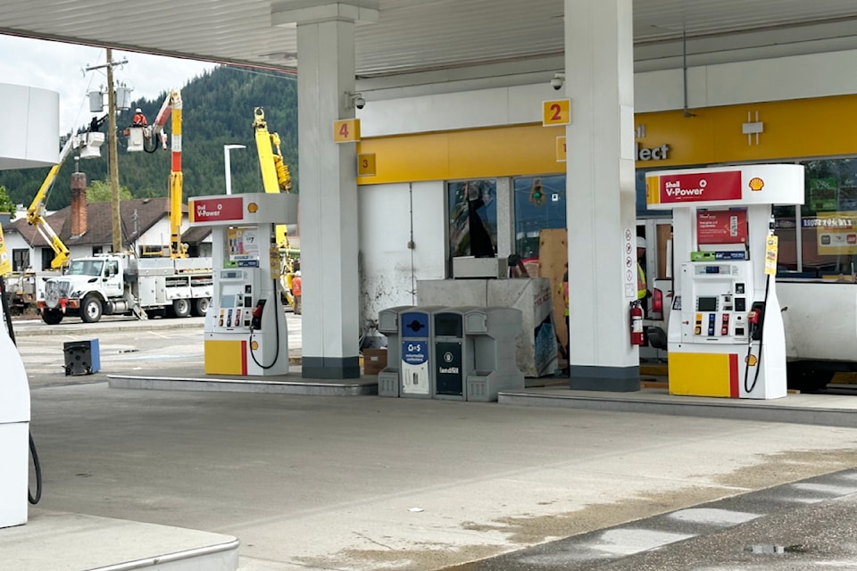 Hydro crews work to restore power while other workers tend to the Shell station at the intersection of 10th Street SW, by the Highway 1, on Monday afteroon, May 19, 2025. 