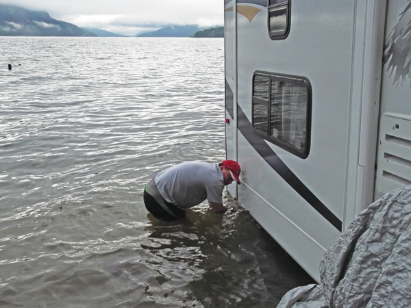 60876salmonarmSAfloodedtrailerhorizcol