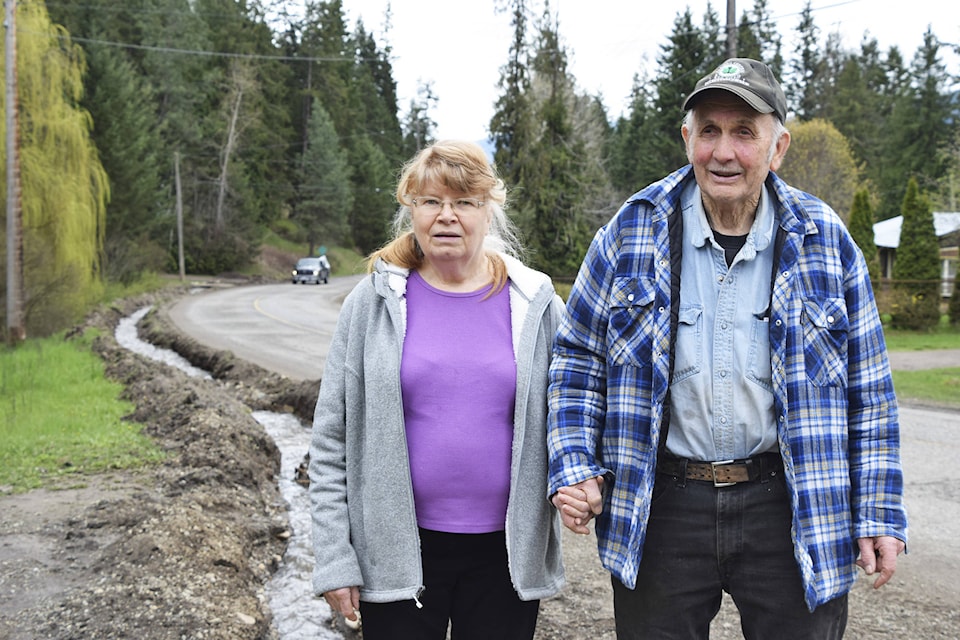 web1_170503-SAA-Silver-Creek-flood-folks-DSC_0006