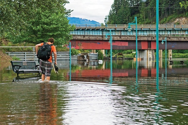 web1_EVN-flooding-beach-park-0621-col