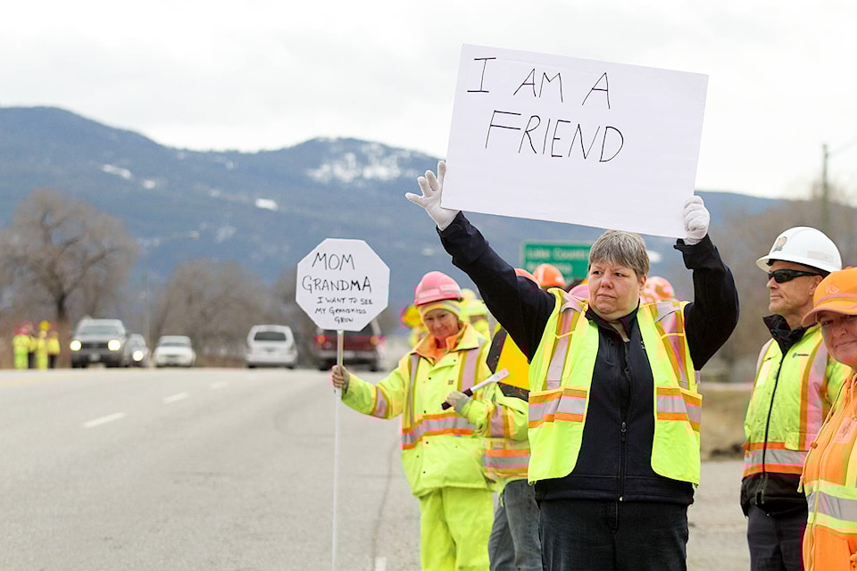 9531339_web1_171125-VMS-flagger