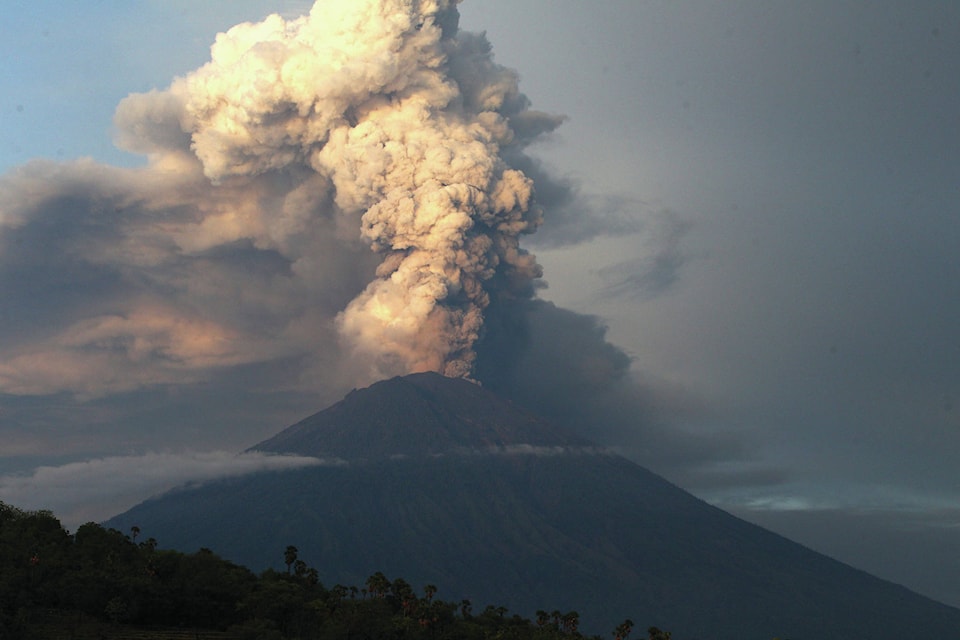 9562196_web1_171128-RDA-World-Bali-Volcano-Canada-PIC