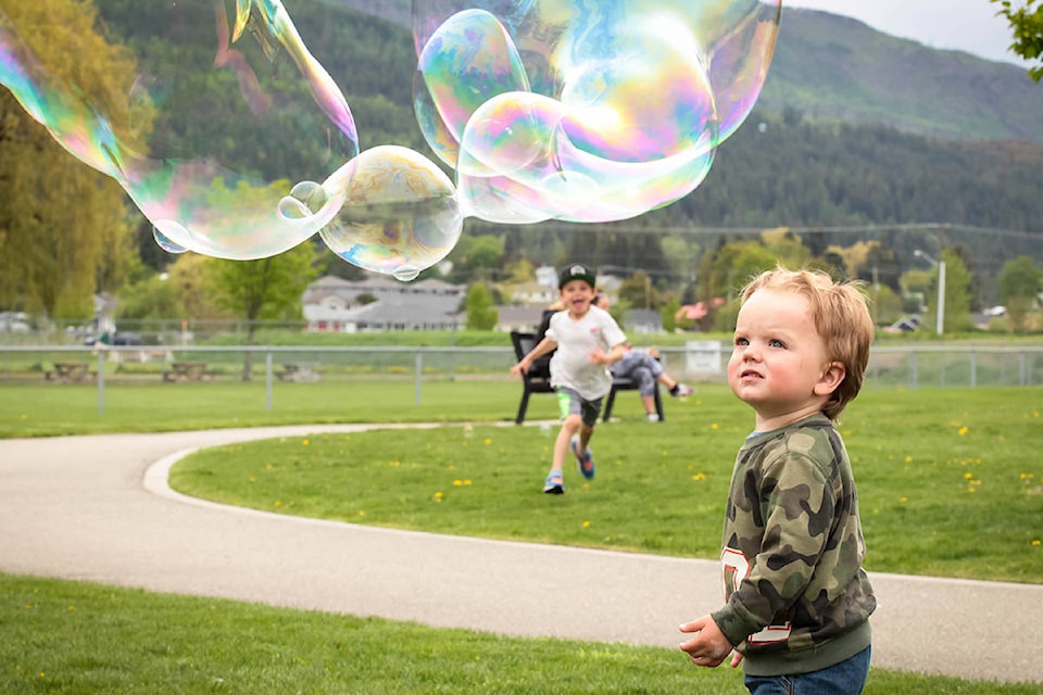 12295524_web1_little-kid-with-bubbles-KS-IMG_4812-4