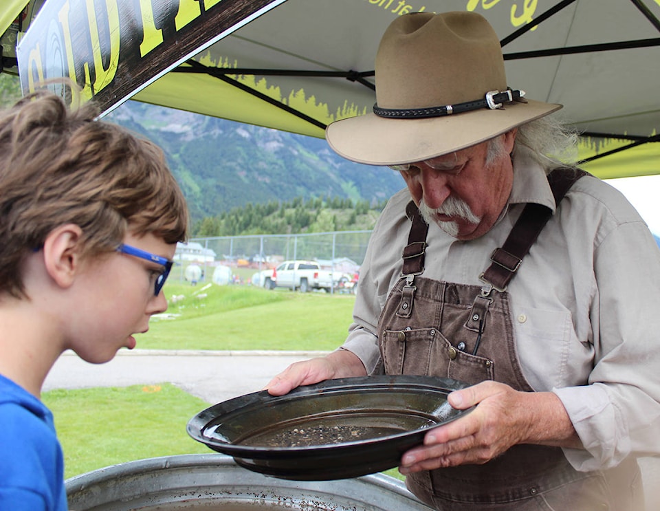 13252438_web1_Elkford-gold-panning