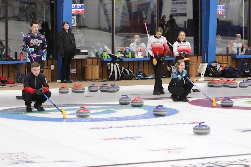 14957907_web1_181227-VMS-M-curling-1