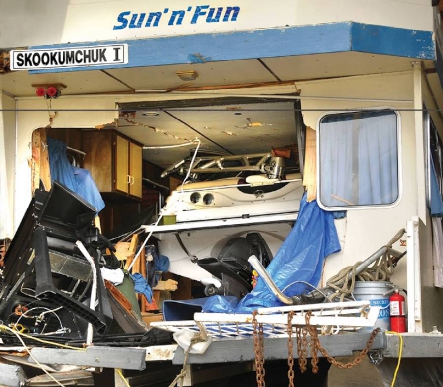 15366988_web1_houseboat-crash