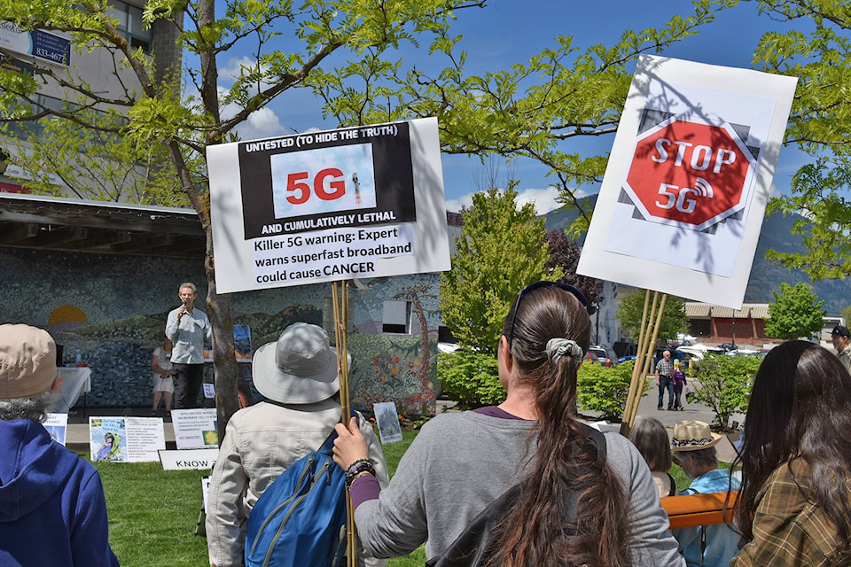 16917732_web1_copy_190422-SAA-5G-protest