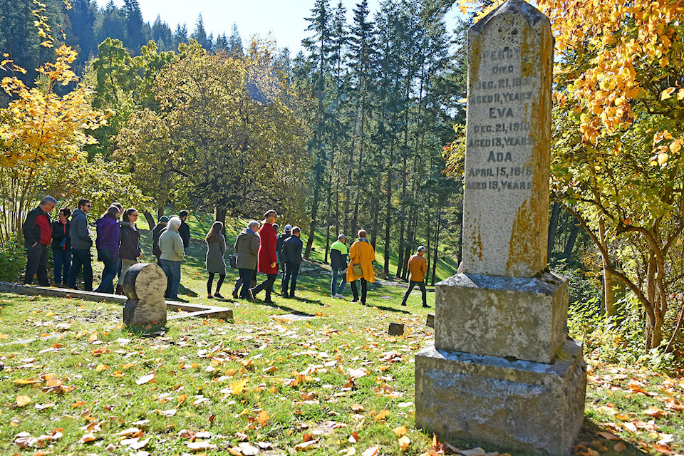 17661048_web1_181017-SAA-cemetery-tour3