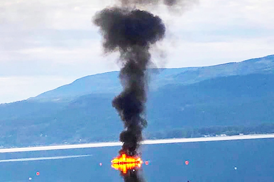 18783223_web1_copy_191003-SAA-Sorrento-boat-fire