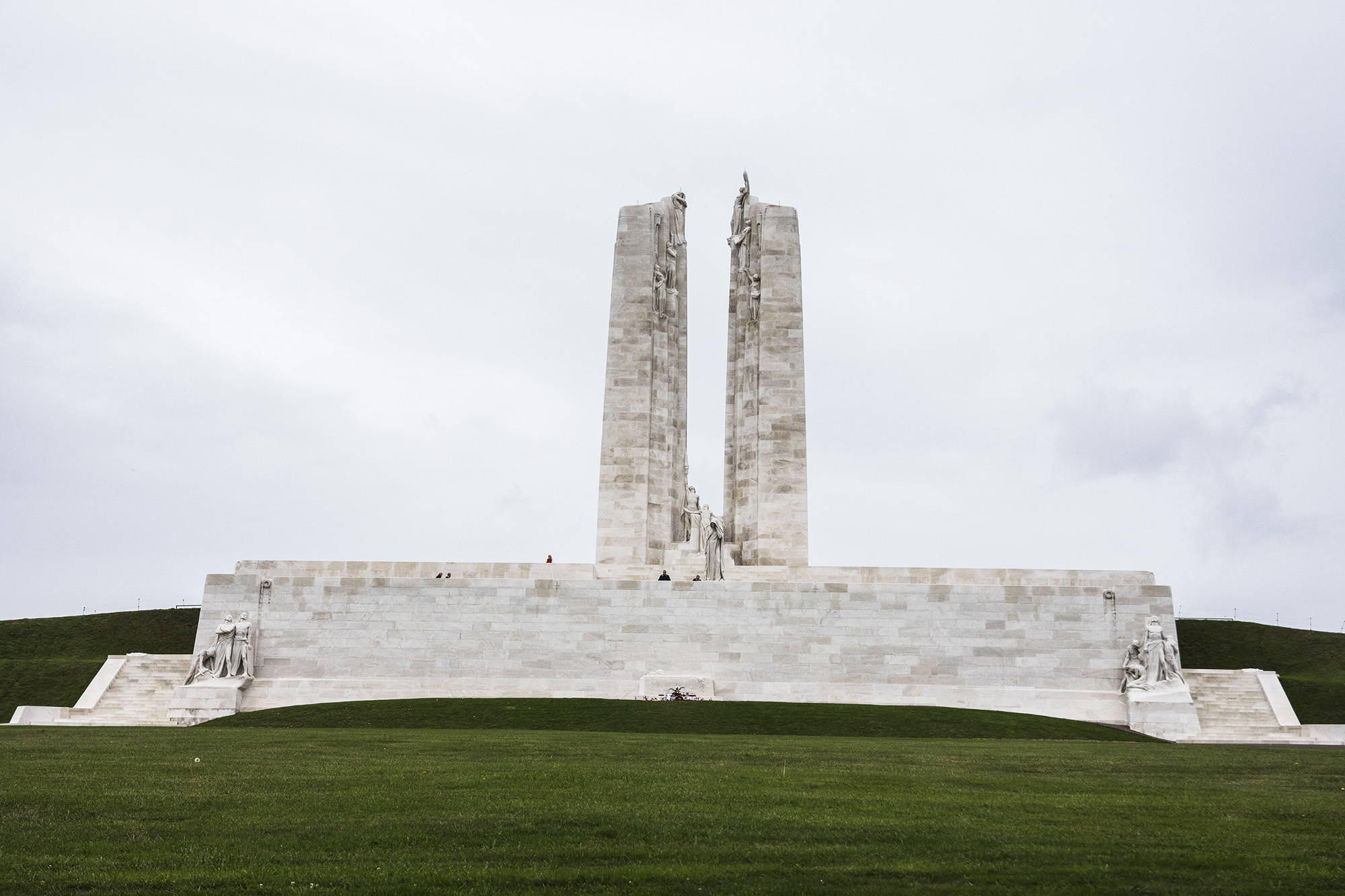 19289057_web1_20180922-SAA-Vimy-memorial-JE-512