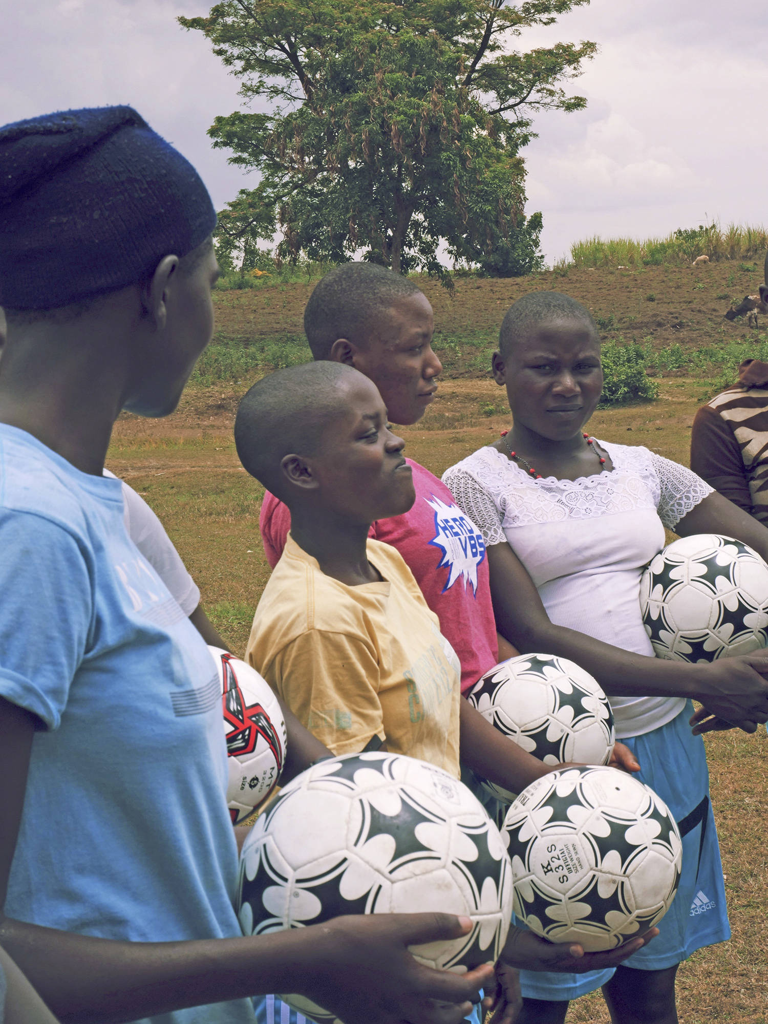 19391313_web1_191120-SAA-Akonjo-soccer-girls