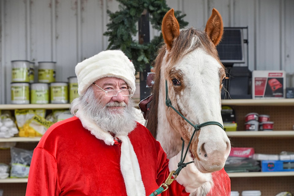 19595814_web1_191204-SAA-Buckerfields-pets-Santa7