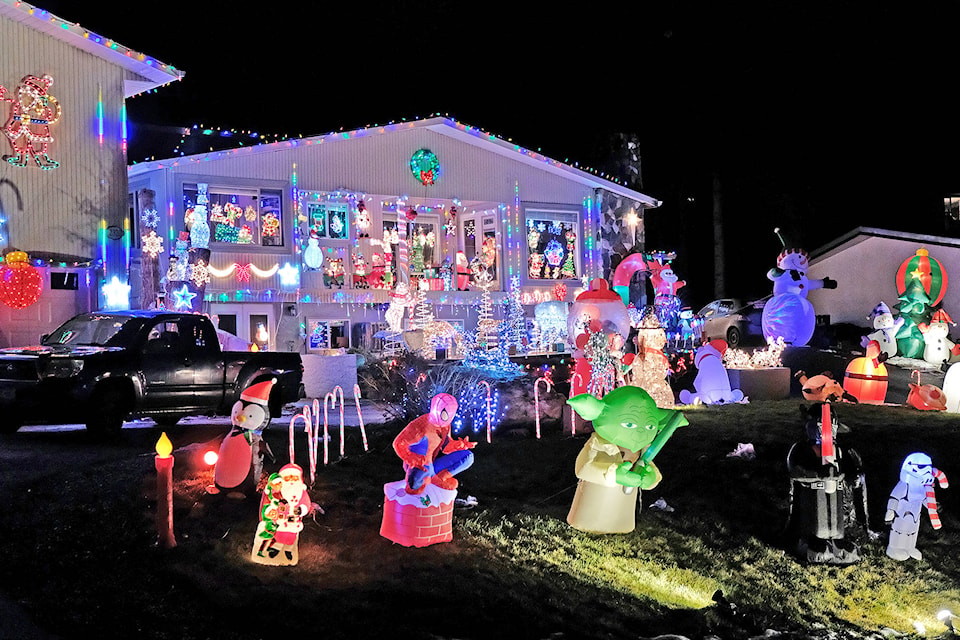 23456415_web1_181221-SAA-Christmas-lights-2320-1st-Ave-NE-2