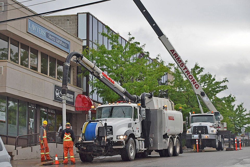 25489915_web1_210616-SAA-crane-truck-oil