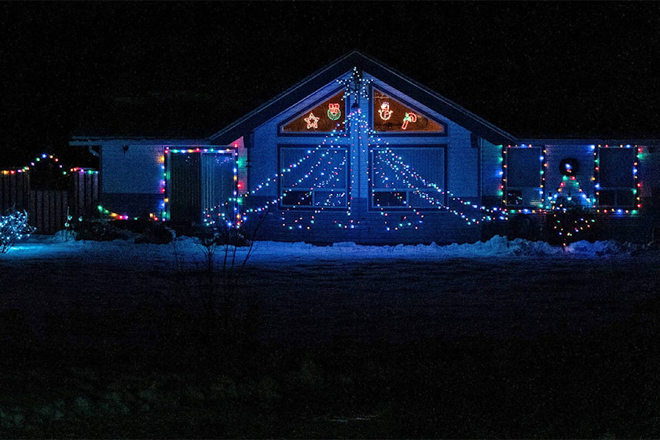 27256939_web1_210107-OMH-108-Christmas-Lights-Story_1