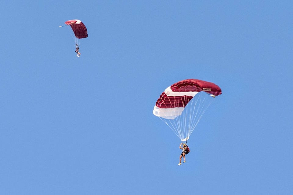 29858521_web1_220727-SAA-skydiving-pixabay