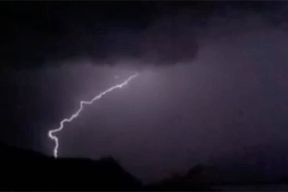 30055428_web1_190912-RTR-thunderstorm-video_1