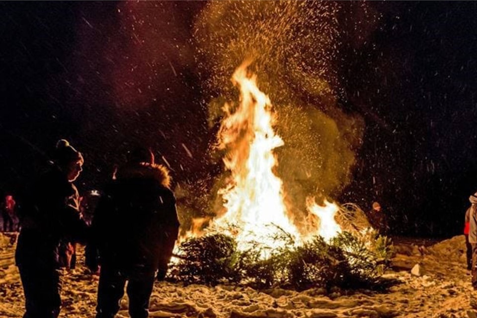 31492460_web1_220111-SAA-shuswap-xmas-tree-burn-bonfire_1