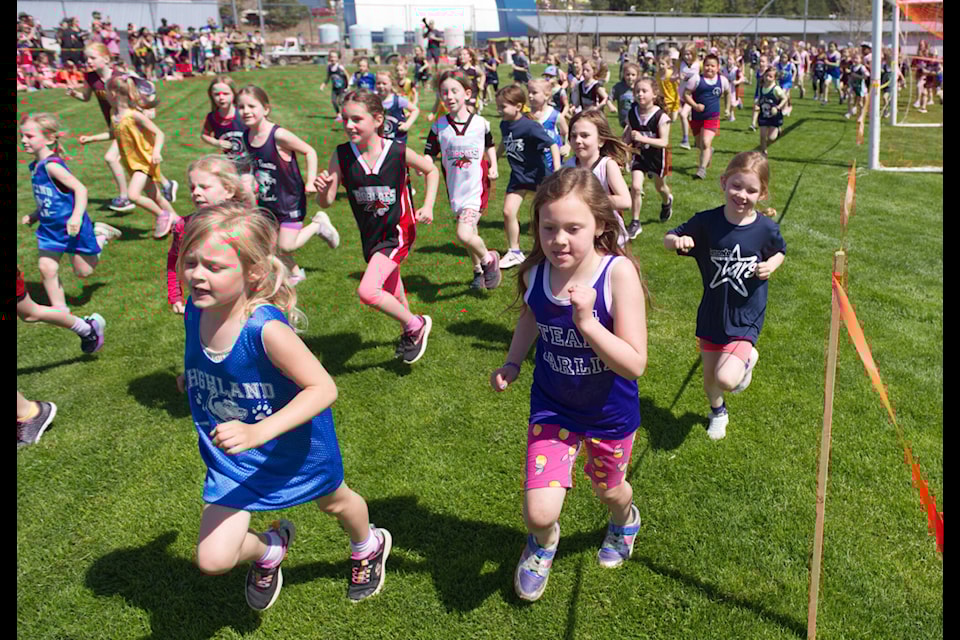 Grade 1/2 girls round the first bend during their cross-country run at the Little Mountain Stomp in Salmon Arm on Thursday, May 11, 2023. (Lachlan Labere-Salmon Arm Observer)