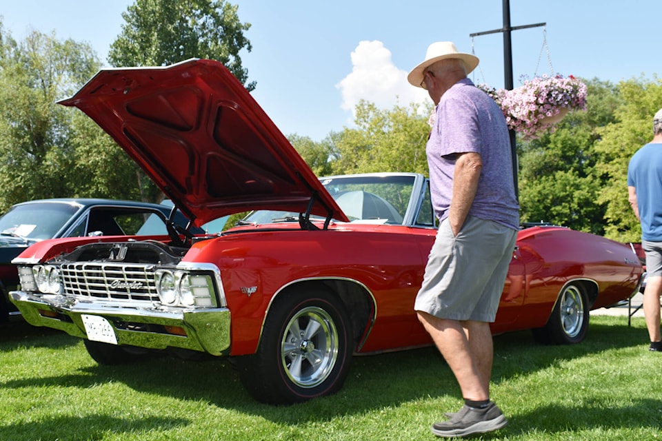 Admirers check out vintage and modern cars at the Shuswap Vintage Car Club’s annual Harbourfront Car Show at Marine Park in Salmon Arm Saturday, July 8, 2023. (Rebecca Willson-Salmon Arm Observer)