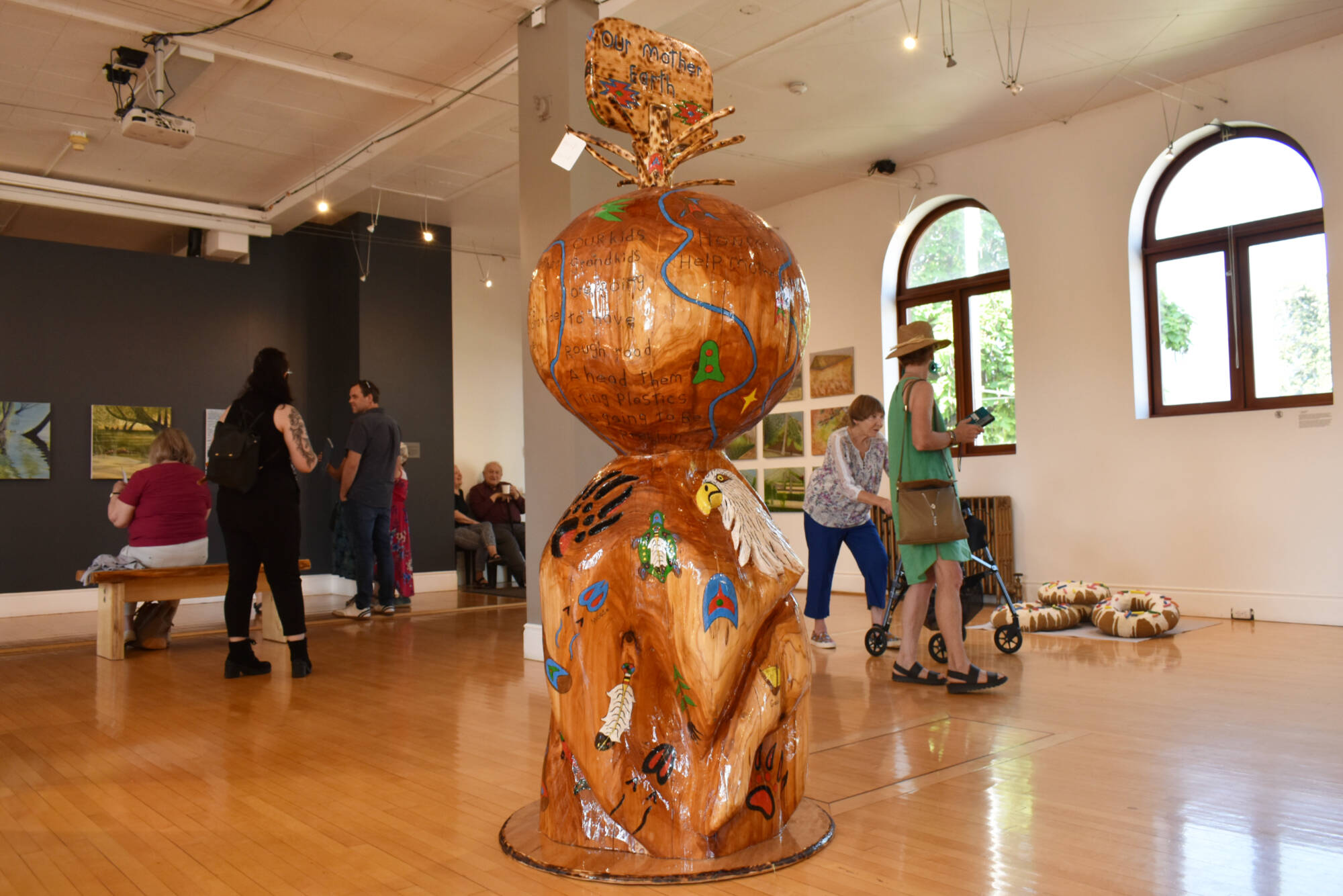 Hop You Hasketts cedar sculpture, The Whole Earth is Connected, stands tall at the entrance to the Salmon Arm Arts Centre Gallery during the Le7Tmicw exhibition July 8 to Sept. 9, 2023. (Rebecca Willson-Salmon Arm Observer)