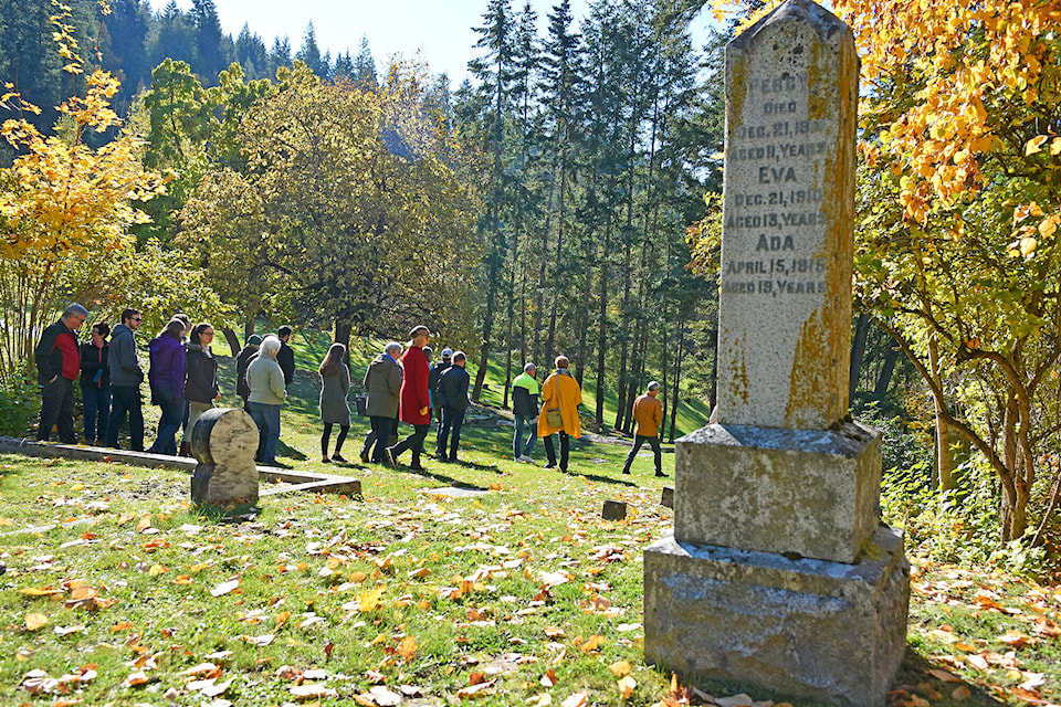 33840461_web1_181017-SAA-cemetery-tour3