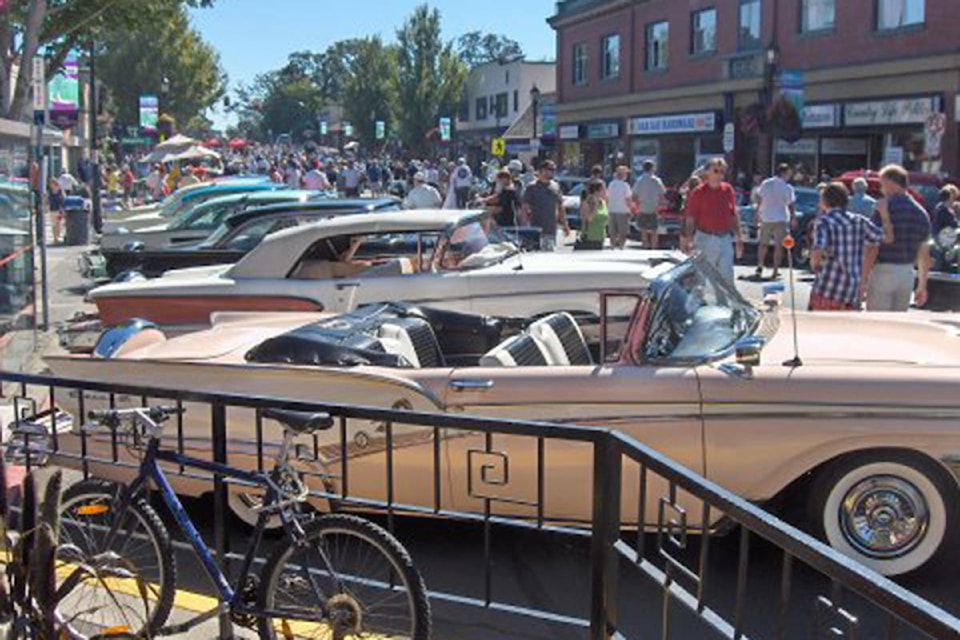 web1_12810716_web1_carshow2