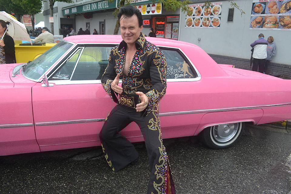 Elvis tribute artist Steve Elliot and his pink Cadillac are sought out by fans. Elvis Elite will pay tribute to the King of Rock and Roll at the 91ԭ Good Times Cruise-In in Aldergrove on Saturday, Sept. 9. (91ԭ Advance Times files) 